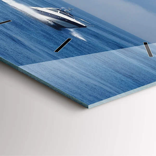 Wanduhr quadratisch Schwimmendes Boot auf dem Meer