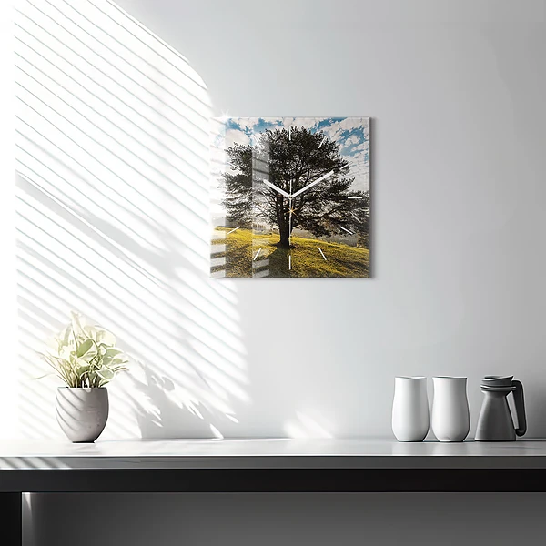 Wanduhr quadratisch Baum auf einem Hügel