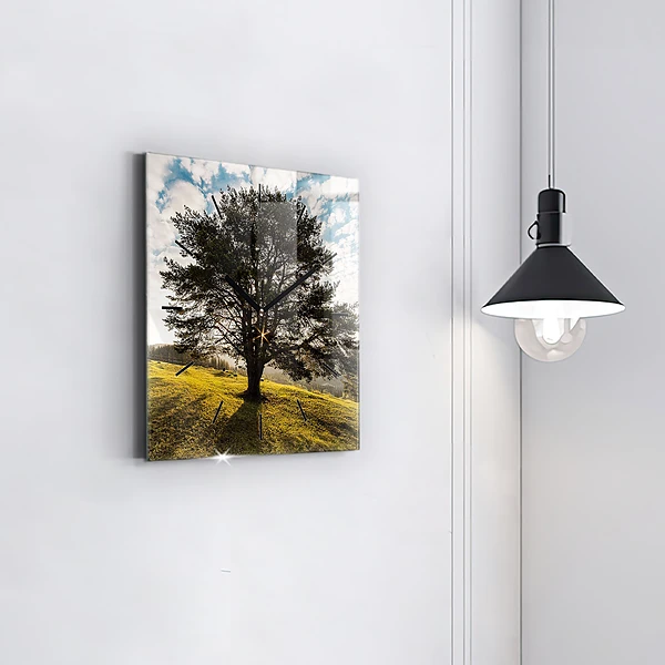 Wanduhr quadratisch Baum auf einem Hügel