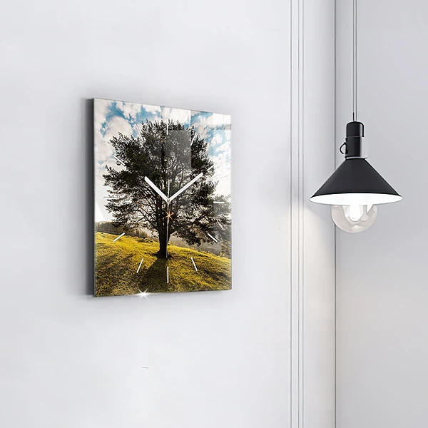 Wanduhr quadratisch Baum auf einem Hügel