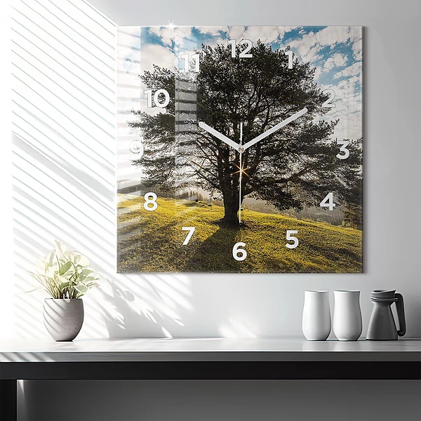 Wanduhr quadratisch Baum auf einem Hügel