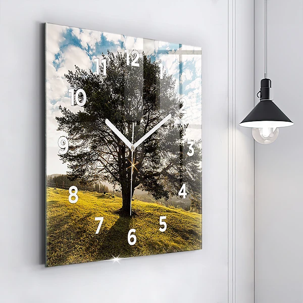 Wanduhr quadratisch Baum auf einem Hügel