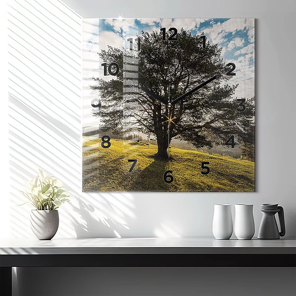 Wanduhr quadratisch Baum auf einem Hügel