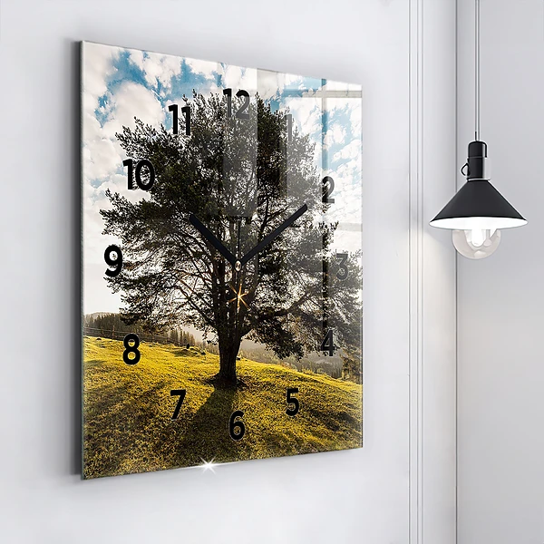 Wanduhr quadratisch Baum auf einem Hügel