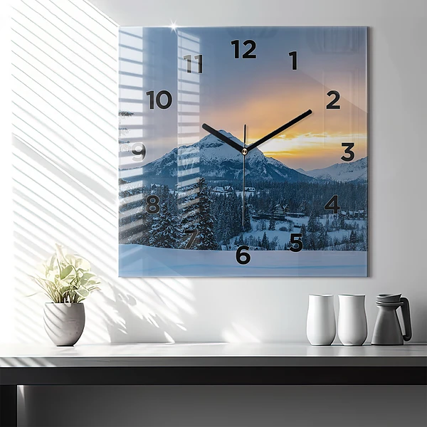 Wanduhr modern quadratisch Berglandschaft