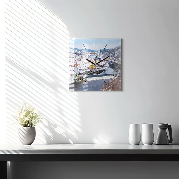 Wanduhr modern quadratisch Panorama einer Stadt im Winter