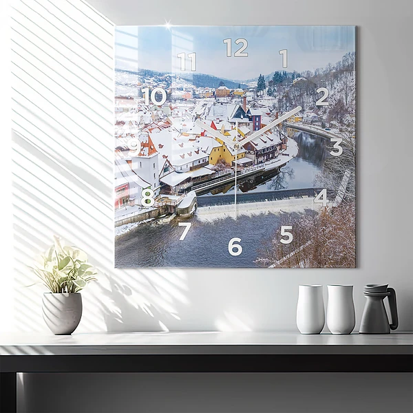 Wanduhr modern quadratisch Panorama einer Stadt im Winter