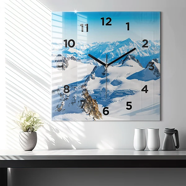 Wanduhr quadratisch Skifahrer in den Alpen
