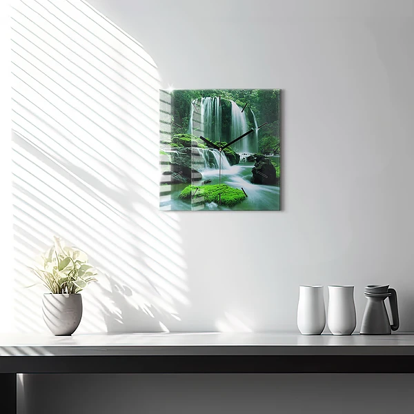 Wanduhr quadratisch Wasserfall zwischen Moos