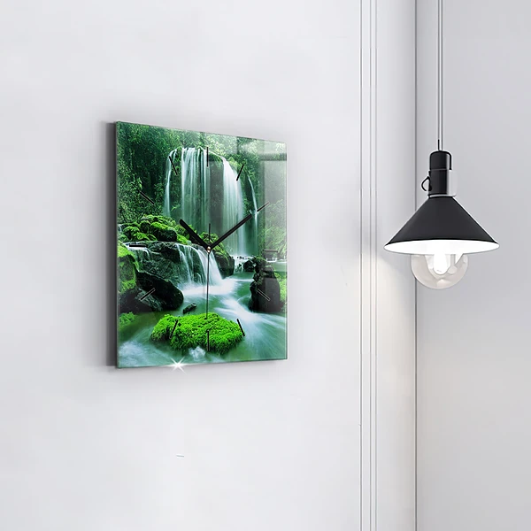 Wanduhr quadratisch Wasserfall zwischen Moos