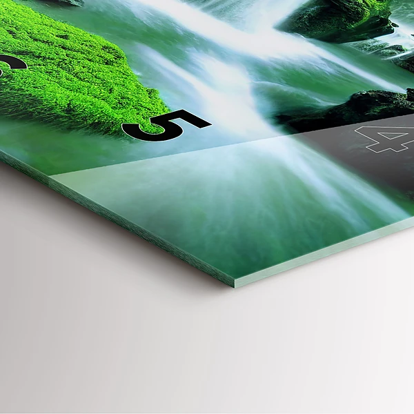 Wanduhr quadratisch Wasserfall zwischen Moos