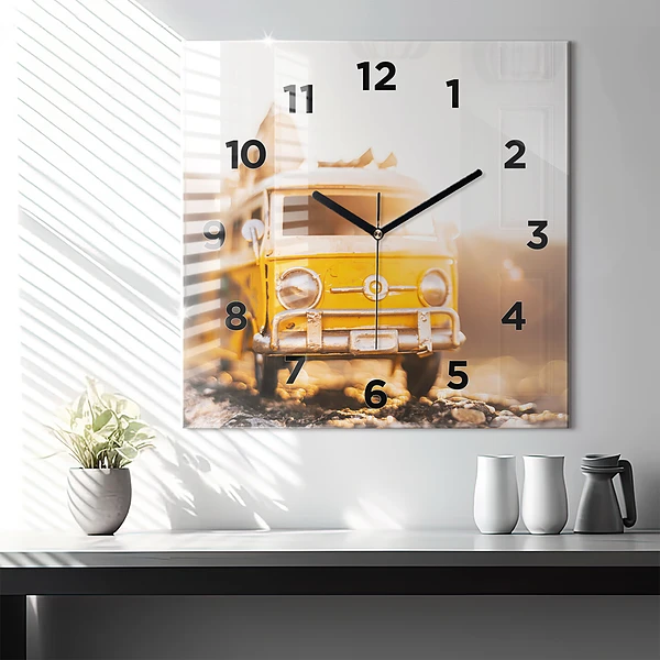 Wanduhr modern quadratisch Auto im Urlaub
