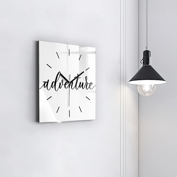 Wanduhr quadratisch Abenteuerliche Inschrift