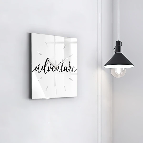 Wanduhr quadratisch Abenteuerliche Inschrift