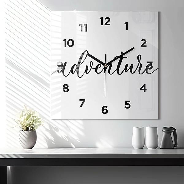 Wanduhr quadratisch Abenteuerliche Inschrift