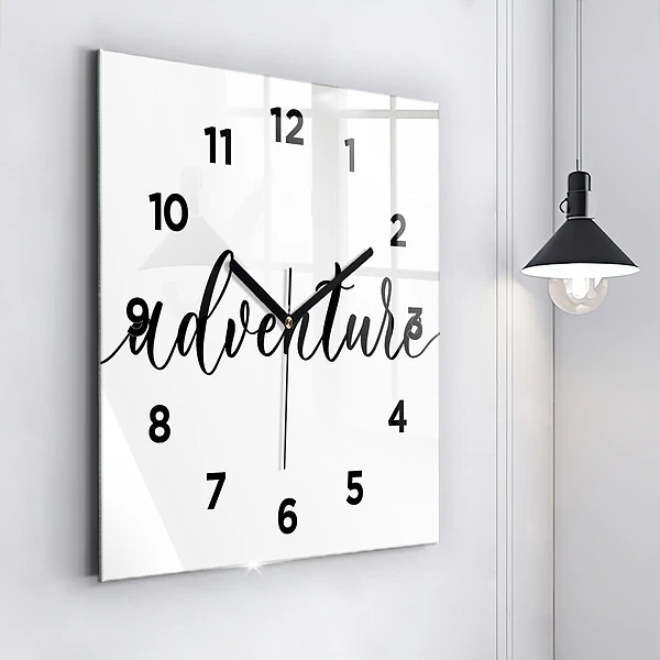 Wanduhr quadratisch Abenteuerliche Inschrift