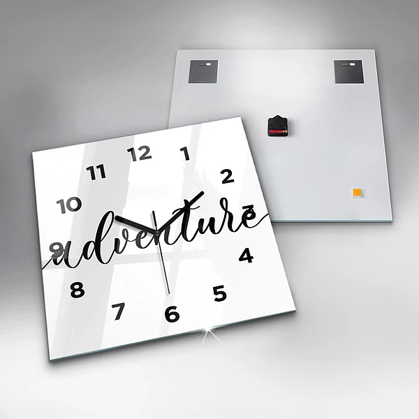 Wanduhr quadratisch Abenteuerliche Inschrift