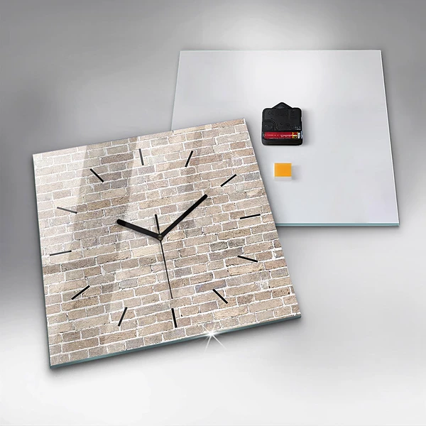 Wanduhr quadratisch Backsteinmauer