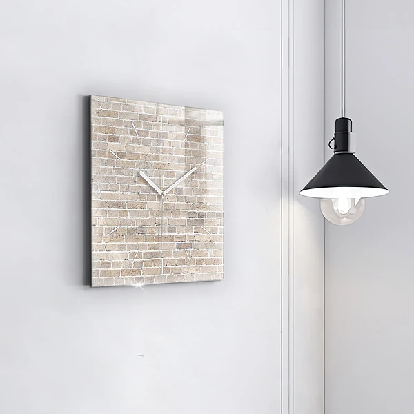 Wanduhr quadratisch Backsteinmauer