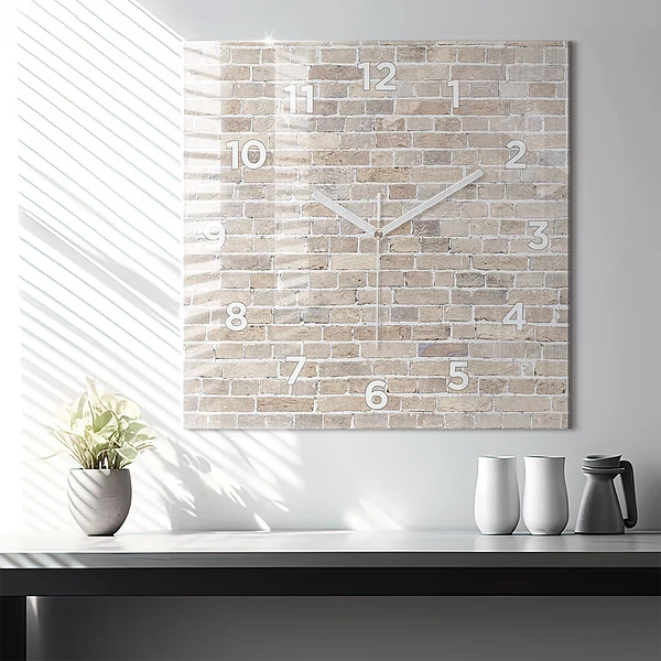 Wanduhr quadratisch Backsteinmauer