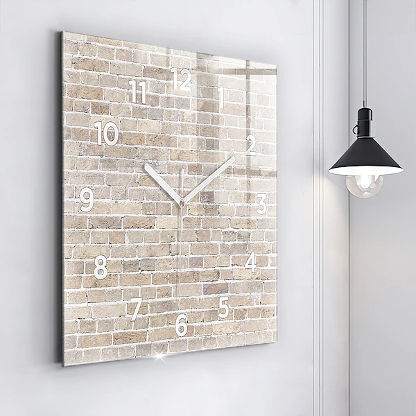 Wanduhr quadratisch Backsteinmauer