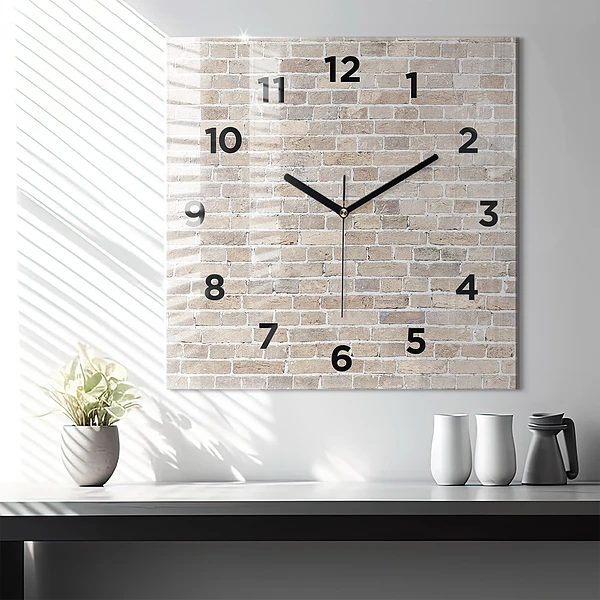 Wanduhr quadratisch Backsteinmauer