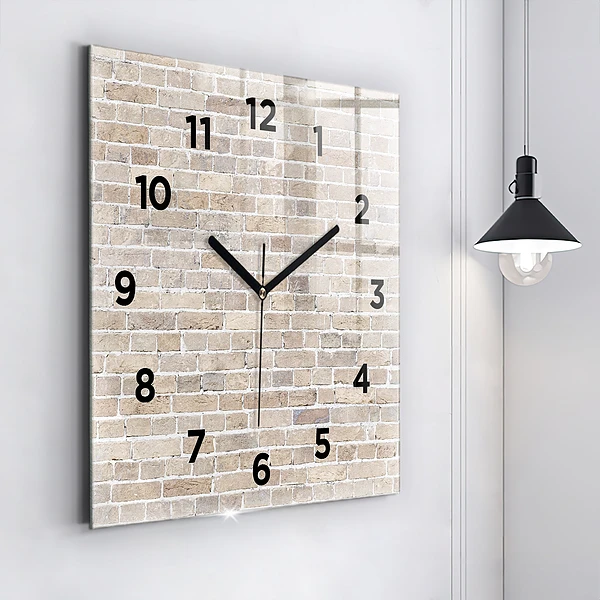 Wanduhr quadratisch Backsteinmauer