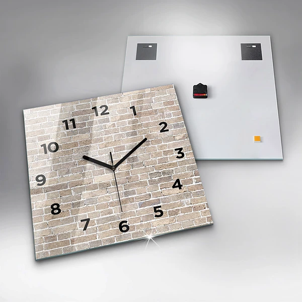 Wanduhr quadratisch Backsteinmauer