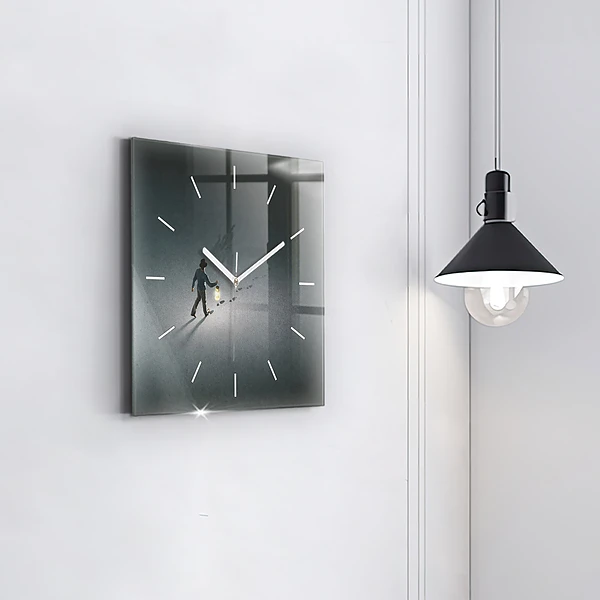 Wanduhr quadratisch Wanderer in der Dunkelheit