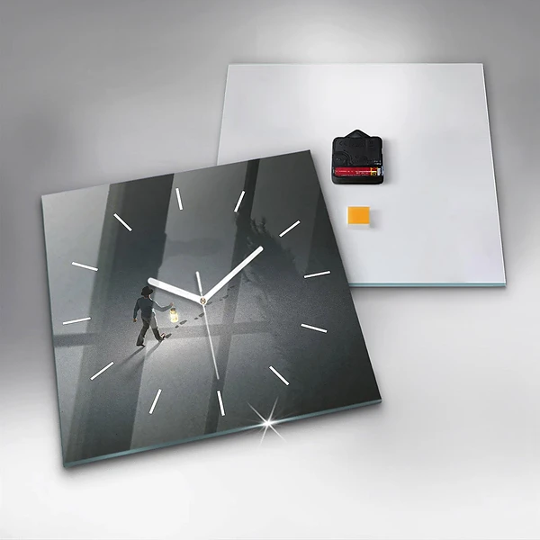 Wanduhr quadratisch Wanderer in der Dunkelheit