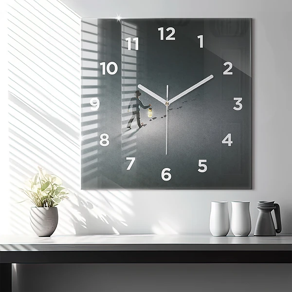 Wanduhr quadratisch Wanderer in der Dunkelheit