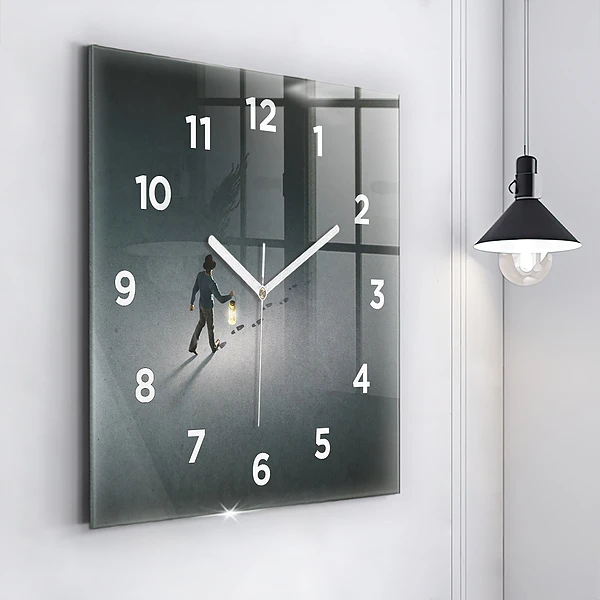 Wanduhr quadratisch Wanderer in der Dunkelheit