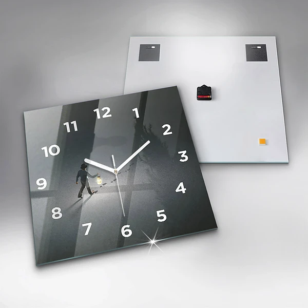 Wanduhr quadratisch Wanderer in der Dunkelheit