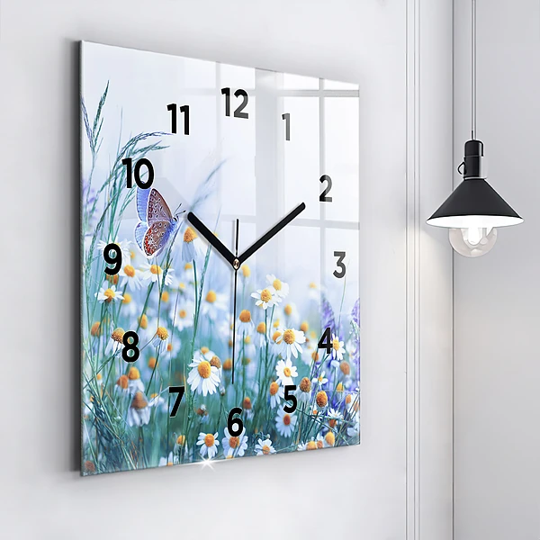 Wanduhr quadratisch Schmetterling auf einer Wiese
