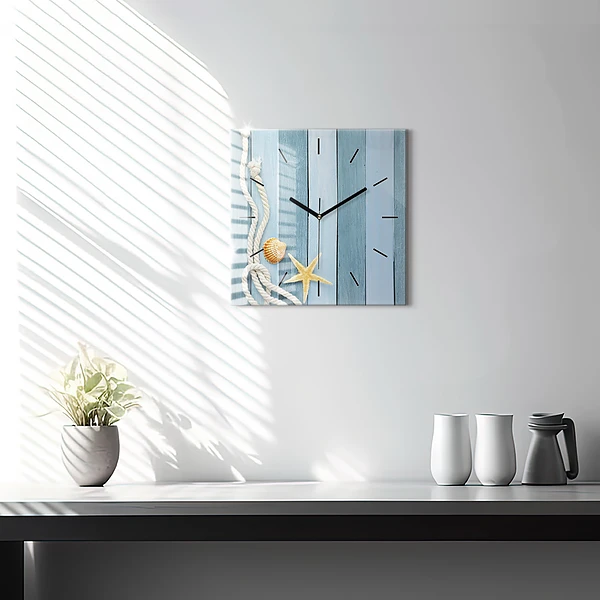 Wanduhr modern quadratisch Bohlenstreifen und Muschel