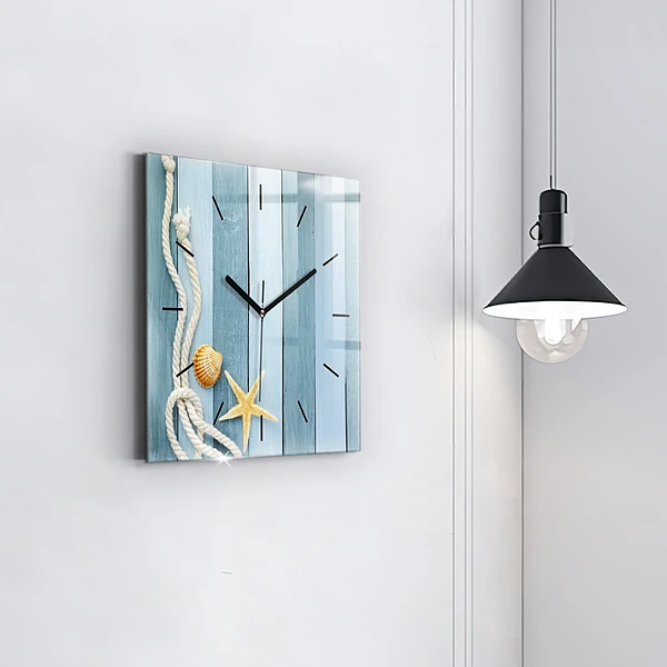 Wanduhr modern quadratisch Bohlenstreifen und Muschel