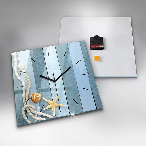 Wanduhr modern quadratisch Bohlenstreifen und Muschel