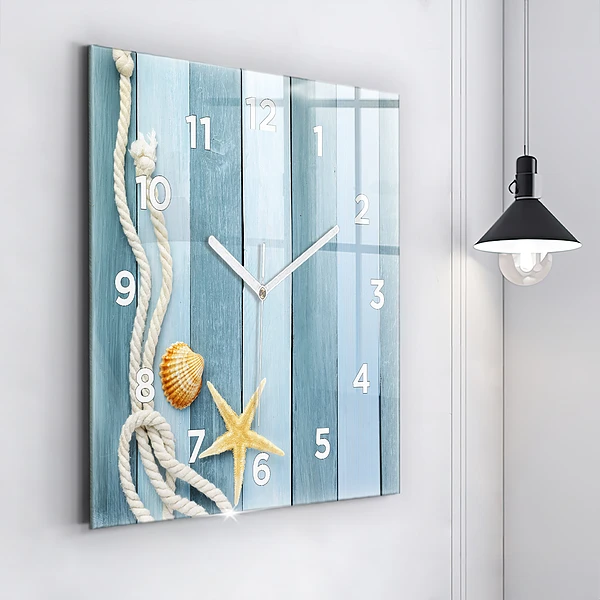 Wanduhr modern quadratisch Bohlenstreifen und Muschel