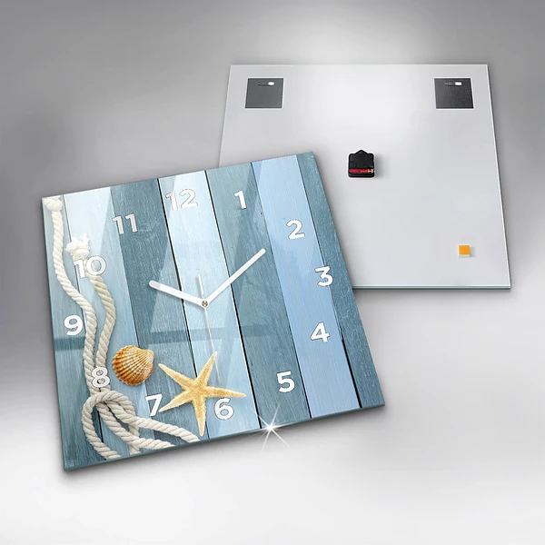 Wanduhr modern quadratisch Bohlenstreifen und Muschel