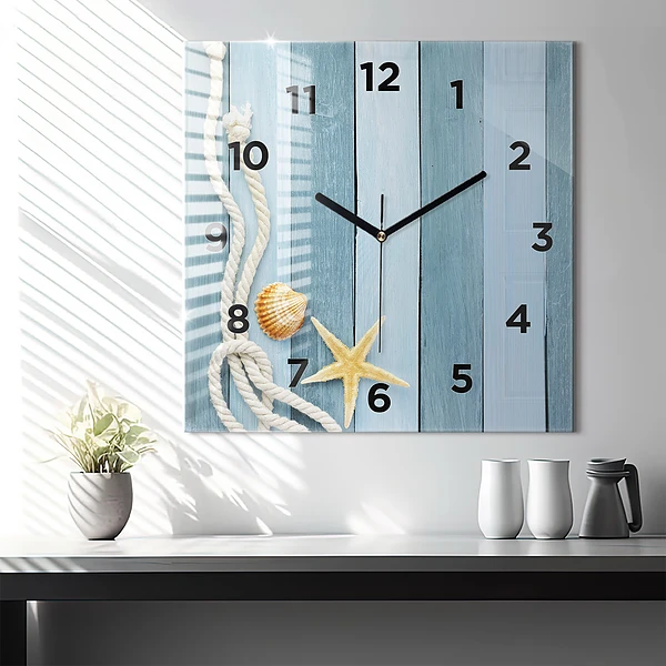 Wanduhr modern quadratisch Bohlenstreifen und Muschel