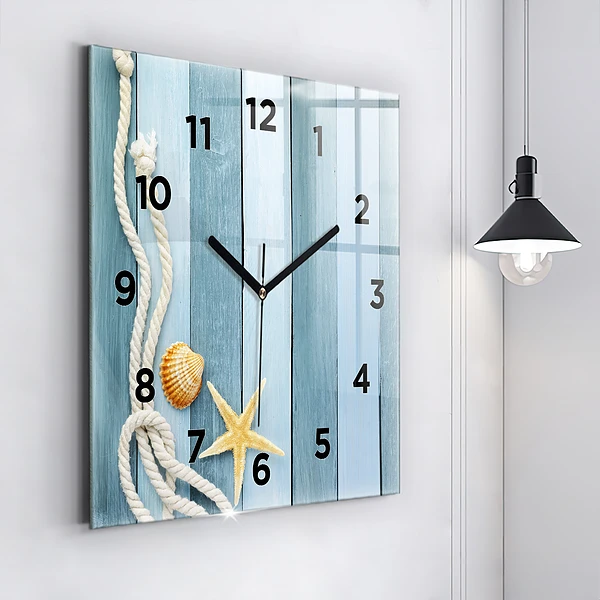 Wanduhr modern quadratisch Bohlenstreifen und Muschel