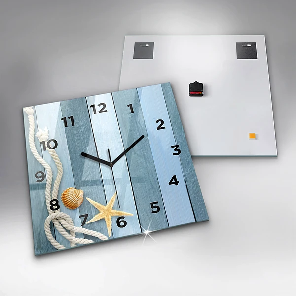 Wanduhr modern quadratisch Bohlenstreifen und Muschel