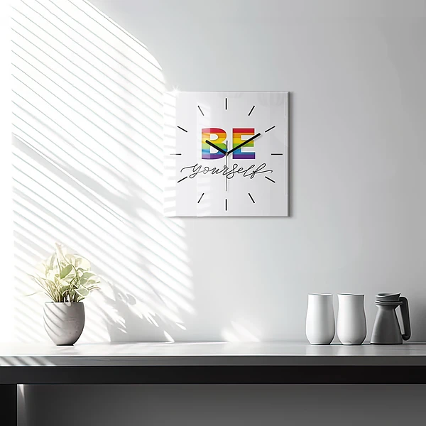 Wanduhr quadratisch Inschrift Sei du selbst