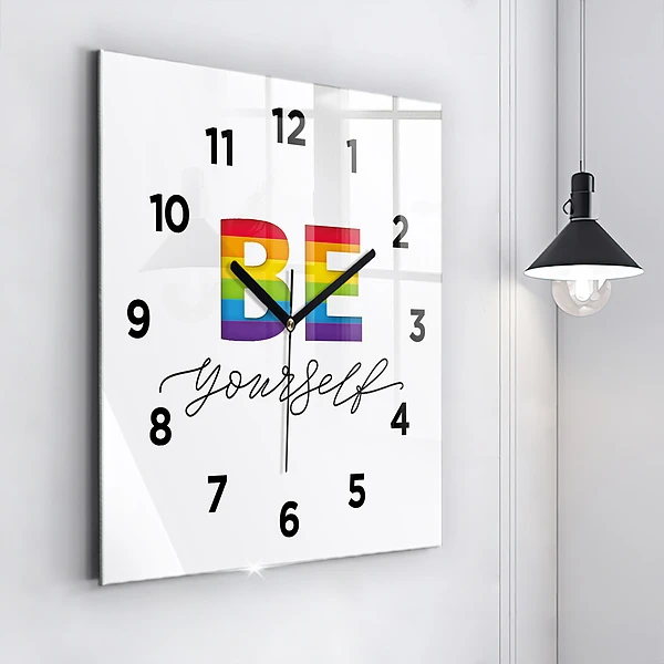 Wanduhr quadratisch Inschrift Sei du selbst