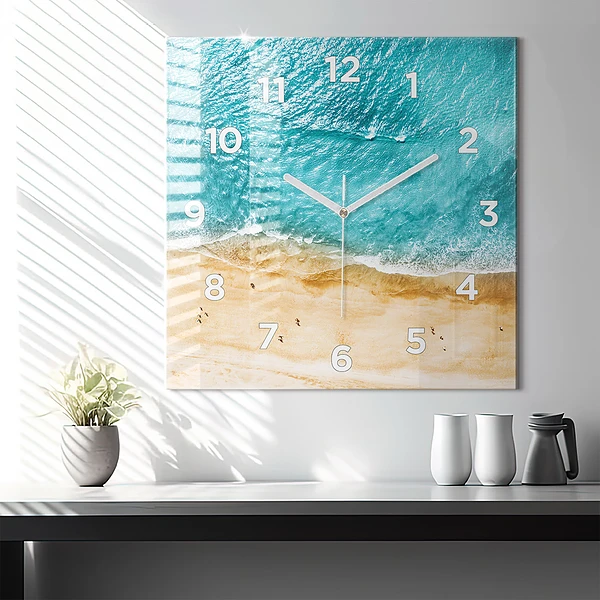 Wanduhr modern quadratisch Menschen am Meeresstrand