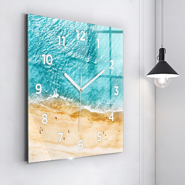 Wanduhr modern quadratisch Menschen am Meeresstrand