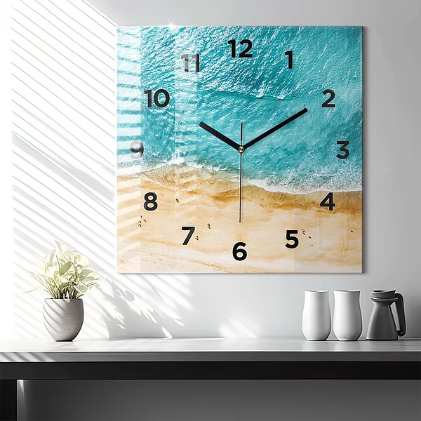Wanduhr modern quadratisch Menschen am Meeresstrand