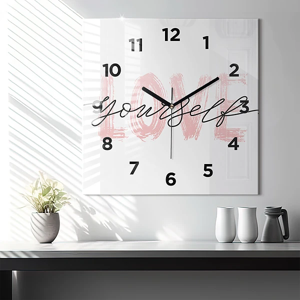 Wanduhr quadratisch Inschrift Liebe dich selbst