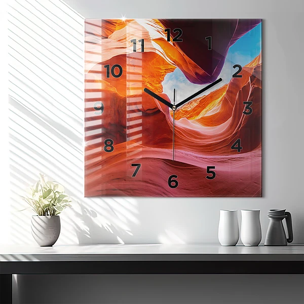 Wanduhr modern quadratisch Schlucht