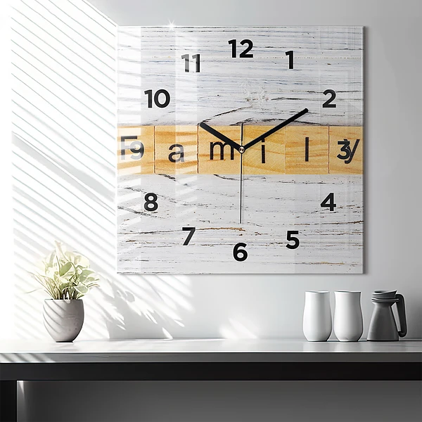 Wanduhr modern quadratisch Familie